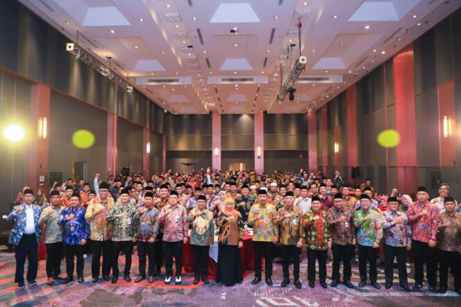 
					Kukuhkan Tim Penguatan dan Pengembangan Eko-Tren OPOP Jatim, Gubernur Khofifah Optimistis Bakal Jadikan Pesantren Lebih Tangguh Ekonominya