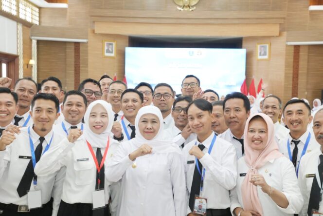 
					Beri Solusi Konkret Kasus Penahanan Ijazah, Gubernur Khofifah: Pemprov Jatim Siap Fasilitasi Penerbitan Ulang Ijazah Pekerja yang Ditahan