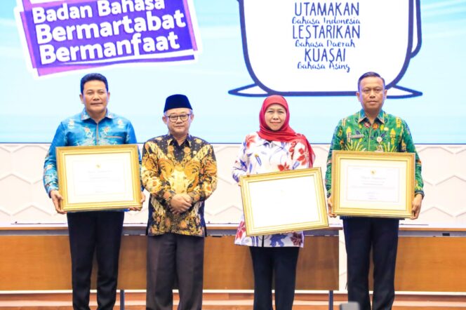 
					Gubernur Khofifah Terima Penghargaan Menteri Dikdasmen Atas Kinerja Tinggi UKBI 2021-2024