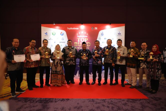 
Bupati Jombang Raih Penghargaan TOP Pembina BUMD 2025 Atas Keberhasilan Empat BUMD Meraih Penghargaan Tingkat Nasional