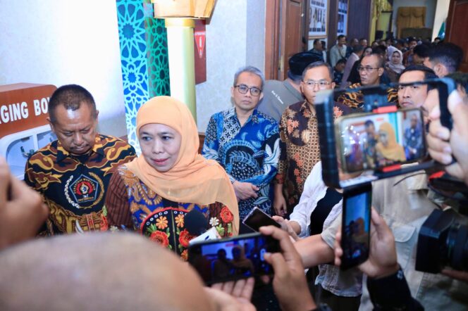 
Konsisten Ciptakan Ekosistem Perekonomian Berkelanjutan Antar Daerah, Gubernur Khofifah Dinobatkan Sebagai Tokoh Ekonomi Regional dalam PWI Jatim Award 2025