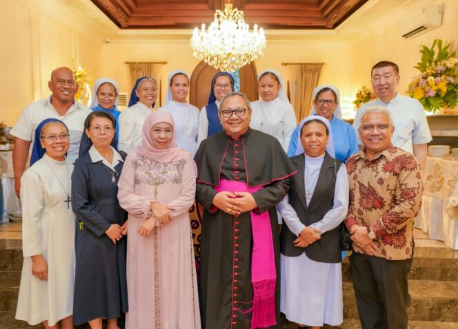 
Open House Lebaran Hari Kedua di Kediaman Gubernur Khofifah, Hadir  Uskup Surabaya RD Agustinus Tri Budi Utomo dan Para Suster