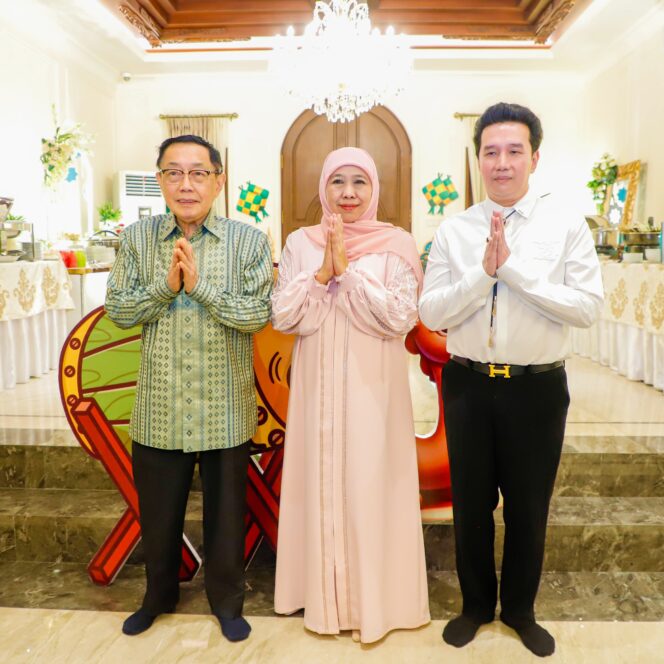 
Gubernur Khofifah Pesan Kepada Bos Maspion Group Alim Markus sekaligus Ketua Dewan Pertimbangan Apindo Jatim Agar  Jangan Ada PHK di Jawa Timur