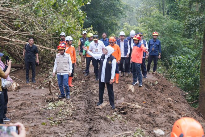 
Tinjau Lokasi Longsor Cangar-Pacet, Gubernur Khofifah Fokuskan Pembersihan, Normalisasi Sungai dan Pemasangan Bronjong Setinggi 70 Meter