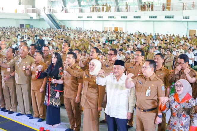 
Dihadapan Puluhan Ribu ASN, Gubernur Khofifah – Emil Tekankan Pentingnya Inovasi, Kolaborasi dan Sinergi Mewujudkan Jatim Gerbang Baru Nusantara