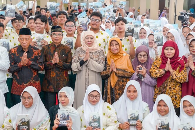 
Gubernur Khofifah Bersyukur Banyak Murid SMA Khadijah Diterima PTN Tanpa Tes. Bagikan Buku Hadratusy Syech KHM. Hasyim Asy’ary Pemersatu Umat Islam Indonesia