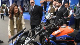 Menkomdigi Meutya Hafid (kiri) bersama Wakil Ketua Komisi I DPR Dave Laksono (kedua kiri) meninjau kendaraan operasional saat memimpin pelaksanaan apel bersama Posko Siaga Kualitas Layanan Telekomunikasi Optimal Tahun 2025 di Jakarta, Selasa (25/3/2025). Komdigi bersama operator seluler menyiapkan 386 posko siaga kualitas telekomunikasi untuk menjaga kualitas layanan komunikasi selama masa mudik Lebaran 2025. ANTARA FOTO/Akbar Nugroho Gumay/tom.