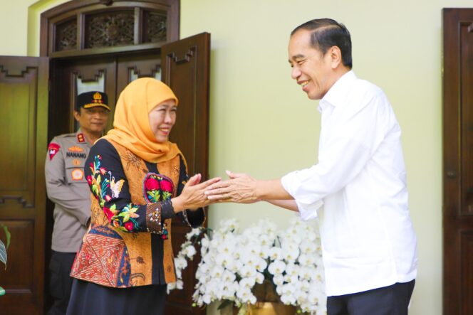
Silaturahim ke Kediaman Jokowi, Gubernur Khofifah Bersama Pangdam dan Kapolda Diskusikan Dampak Ekonomi Global Perang Tarif Import Terhadap Jatim