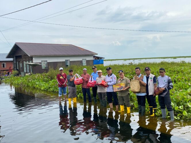 
Pemprov Kalsel Salurkan Bantuan untuk Warga Terdampak Banjir di Kabupaten HSU