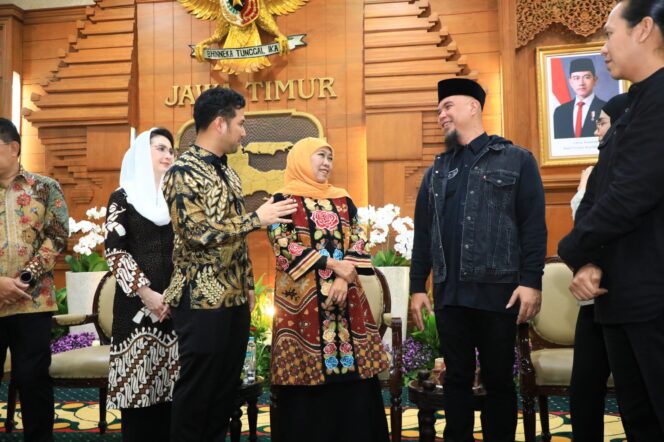 
Ahmad Dhani Ramaikan Halal Bihalal Gubernur Khofifah Bersama Kepala Daerah Se-Jatim, Nyanyi Bareng Lagu ‘Hidup Adalah Perjuangan