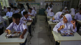 Sejumlah siswa menyantap makanan saat pelaksanaan program Makan Bergizi Gratis (MBG) di sekolah Madrasah Tsanawiyah Negeri 4, Kopelma Darussalam, Banda Aceh, Aceh, Senin (14/4/2025). Program Makan Bergizi Gratis (MBG) tersebut digelar untuk 2.709 siswa penerima manfaat di sejumlah sekolah mulai dari tingkat Sekolah Dasar (SD) hingga Sekolah Menengah Atas (SMA) di wilayah Kota Banda Aceh. ANTARA FOTO/Ampelsa/nym.