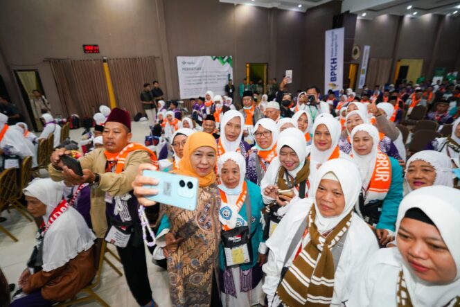 
Lepas Kloter Pertama Jemaah Haji Embarkasi Surabaya, Gubernur Khofifah Titip Doa untuk Indonesia dan Jatim Aman  Bahagia Sejahtera