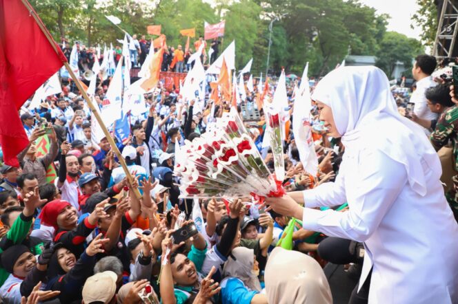 
Gubernur Khofifah Bersama Ribuan Buruh se Jatim Sepakati 17 Tuntutan di Hari Buruh Internasional