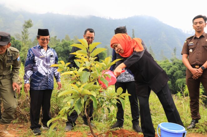 
Gubernur Khofifah Resmikan Gedung SMKN Sukapura Bromo Probolinggo