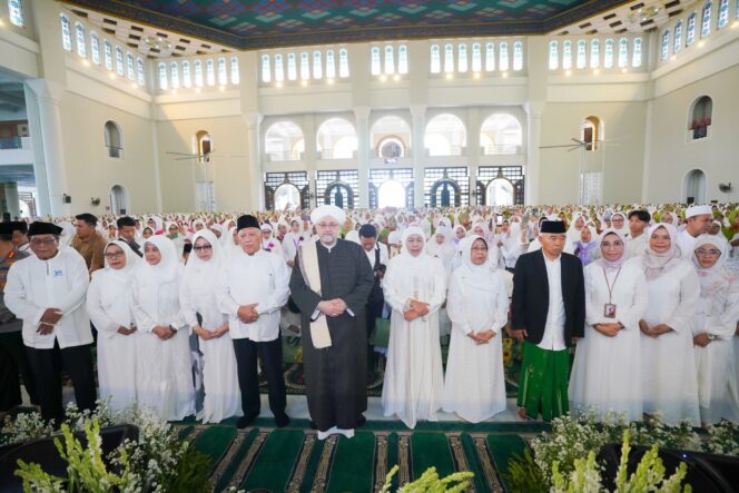 
Bersama Puluhan Ribu Jemaah Muslimat NU, Gubernur Khofifah Mohon Doa Cicit Syech Abdul Qadir  Al Jailani Untuk Kedamaian Jawa Timur dan Indonesia