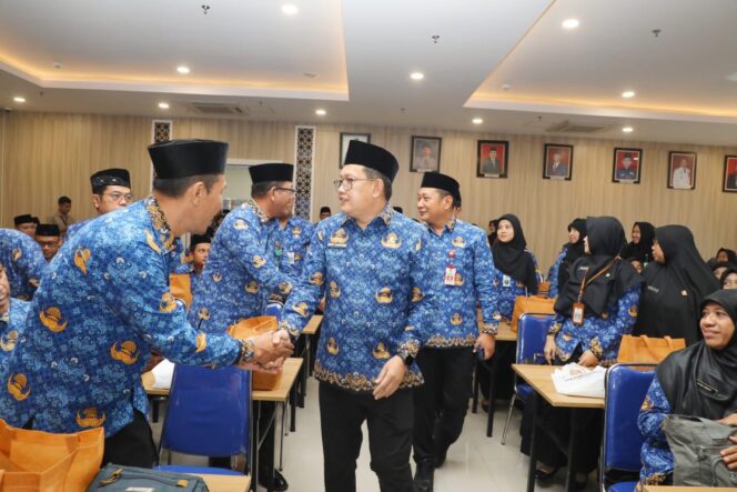 
Lepas 100 CJH Anggota Korpri Jatim, Sekdaprov Adhy Pesan Jaga Diri dan Kesehatan