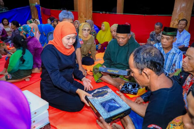 
Sambangi Pengungsi dan Dapur Umum Bencana Longsor Trenggalek, Gubernur Khofifah Serahkan Bantuan Logistik