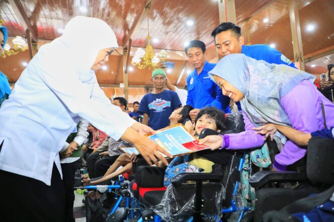 
Serahkan Bantuan Rp 7,62 Miliar untuk Masyarakat Bangkalan, Gubernur Khofifah Optimis Kemiskinan Ekstrem di Jatim Turun.