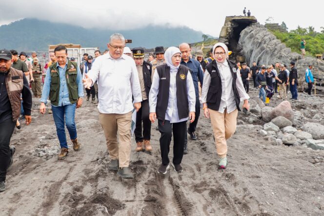
Tinjau Perbaikan Tanggul Pasca Banjir Lahar Dingin Semeru, Gubernur Khofifah Targetkan Rampung Dalam Tiga Bulan