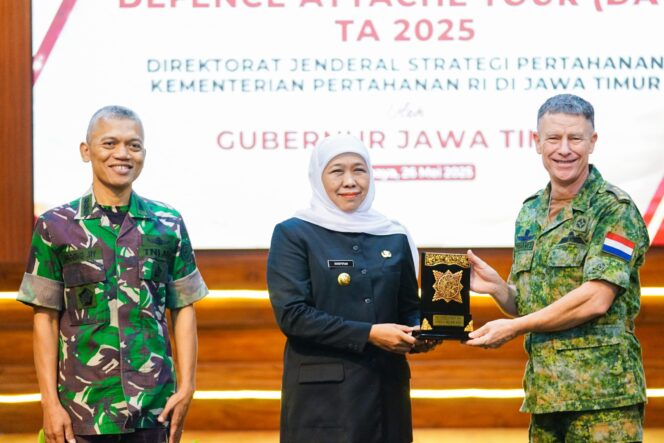 
Terima Atase Pertahanan 17 Negara, Gubernur Khofifah Kenalkan Keunggulan Jatim Sebagai Center of Gravity