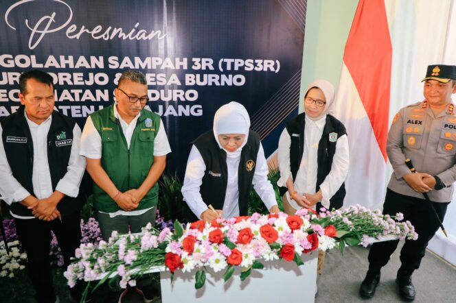 
Resmikan Dua Tempat Pengolahan Sampah 3R di Lumajang, Gubernur Khofifah: Ubah Sampah Jadi Rupiah dan Berkah dengan Teknologi Sederhana