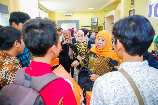 
Tinjau Posko SPMB Jatim 2025, Gubernur Khofifah Pastikan Berjalan Optimal Lewat Senopati AI