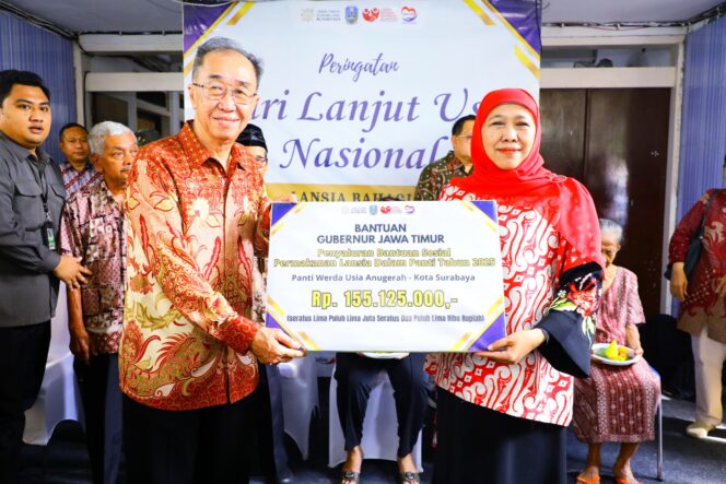 
Peringati HLUN 2025, Gubernur Khofifah Sapa Lansia dan Potong Tumpeng di Panti Werda Surabaya