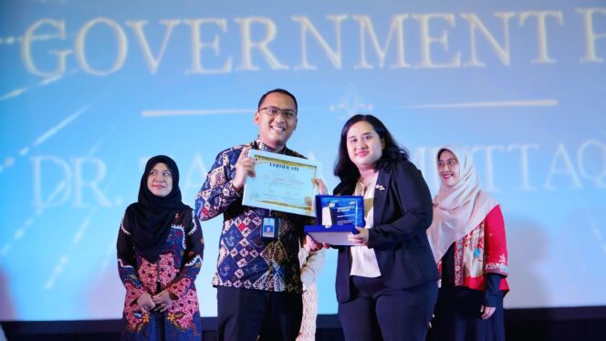 
Dr. Zainal Muttaqin Raih Penghargaan Tokoh Humas Pemerintah Terinovatif di Makaravox UI PR Awards 2025