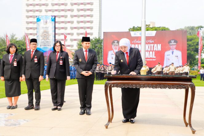 
					Gubernur Khofifah Pimpin Upacara Peringatan Harkitnas 2025, Ajak Masyarakat Bangkit Hadapi Dampak Dinamika Ekonomi  Global