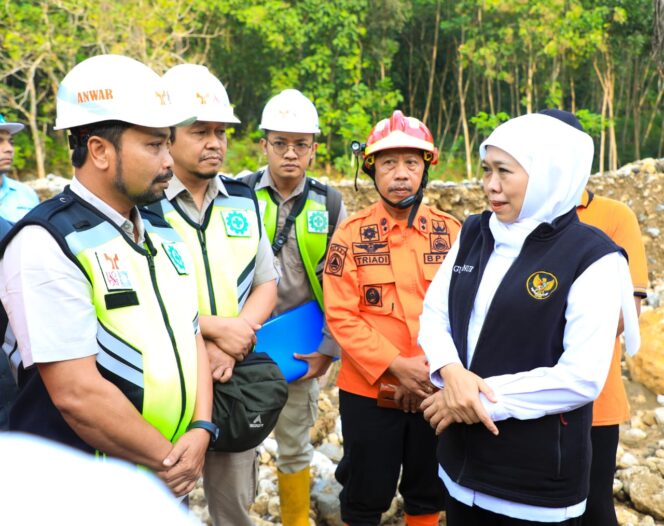 
					Gubernur Khofifah Susuri Medan Curam Dampak Longsor Trenggalek, Sampaikan Terimakasih Kepada Kapolda Jatim Turunkan Anjing Pelacak  Pencarian Korban Tertimbun