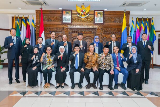 
Prof Madyan Terpilih Jadi Rektor UNAIR 2025-2030, Gubernur Khofifah Ucapkan Selamat dan Harapkan UNAIR Semakin Terkemuka di Level Internasional