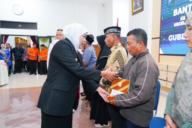 
Serahkan Santunan Untuk Korban Laka Kereta Api di Magetan, Gubernur Khofifah Evaluasi Keamanan Perlintasan Sebidang