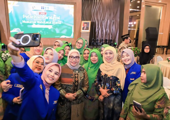 
Tiba di Tanah Air usai Ibadah Haji, Gubernur Khofifah Hadiri Kick Off Pelatihan Paralegal Muslimat NU: Komitmen Bentuk 1.794 Posbankum Desa se-Indonesia