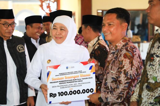 
Perkuat Perlindungan Sosial dan Pemberdayaan Masyarakat Desa, Gubernur Khofifah Salurkan Bantuan Rp6,37 Miliar di Kabupaten Pamekasan