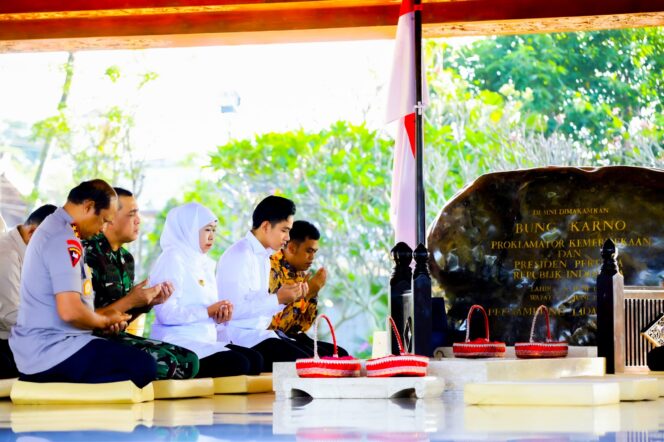 
Dampingi Wapres Gibran Ziarah Makam Bung Karno, Gubernur Khofifah: Jadikan Semangat Nasionalisme Sebagai Pedoman Berbangsa dan Bernegara
