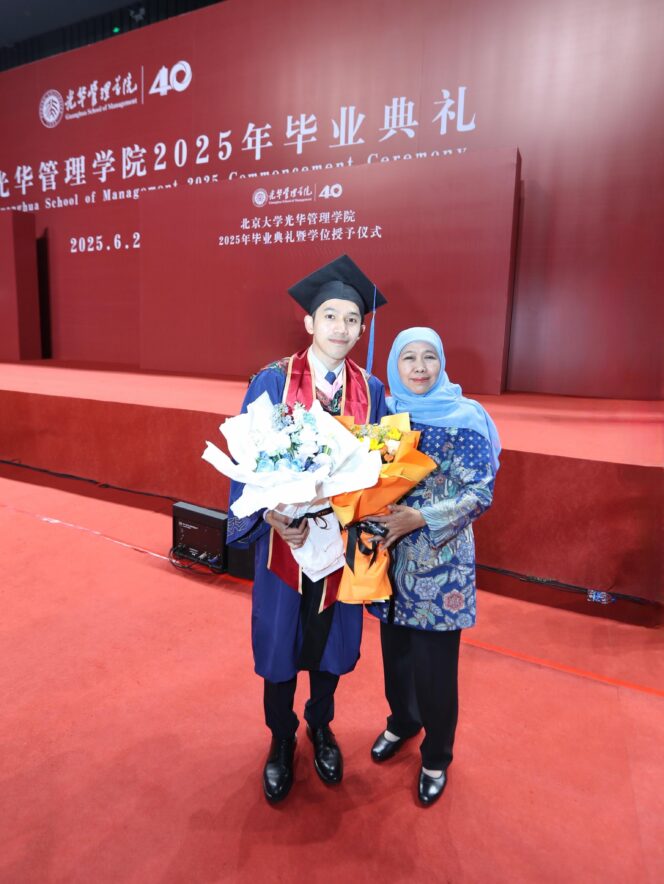 
					Hadiri Wisuda Sang Putra, Gubernur Khofifah Jadi Tamu Kehormatan  di Peking University Tiongkok