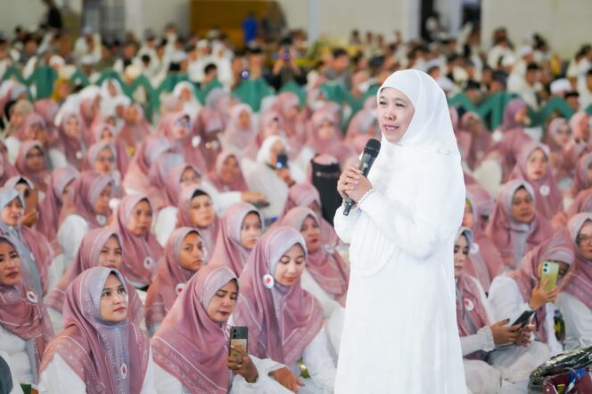 
Tutup Tahun 1446 H dan Sambut Tahun Baru 1447 H dengan Doa, Dzikir dan Sholawat, Gubernur Khofifah Ajak Masyarakat Jadi Pribadi Lebih Baik