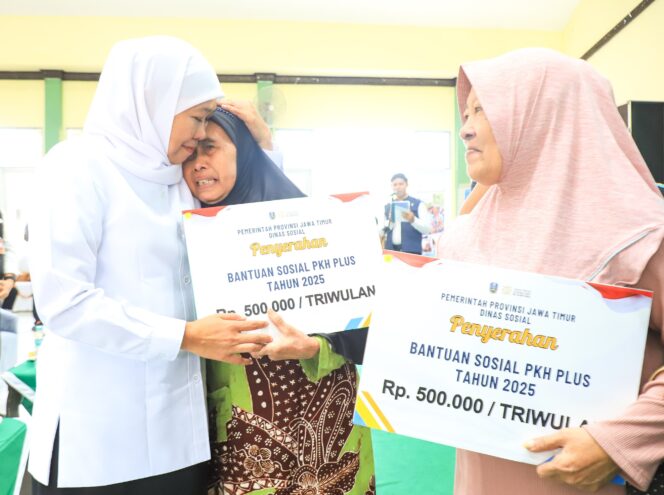 
					Salurkan Bantuan dan Zakat Produktif Rp5,69 Miliar di Jombang, Gubernur Khofifah Komitmen Tingkatkan Kesejahteraan dan Kemandirian Ekonomi Masyarakat