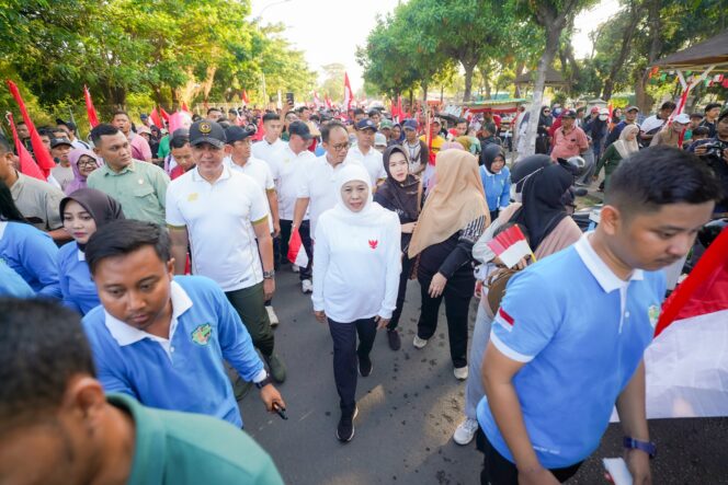 
					Gubernur Khofifah, Pangdam V/Brawijaya dan Imam Besar Masjid Al-Akbar Bersama Puluhan Ribu Masyarakat Semarakkan Jalan Sehat Tahun Baru Islam 1447 Hijriah