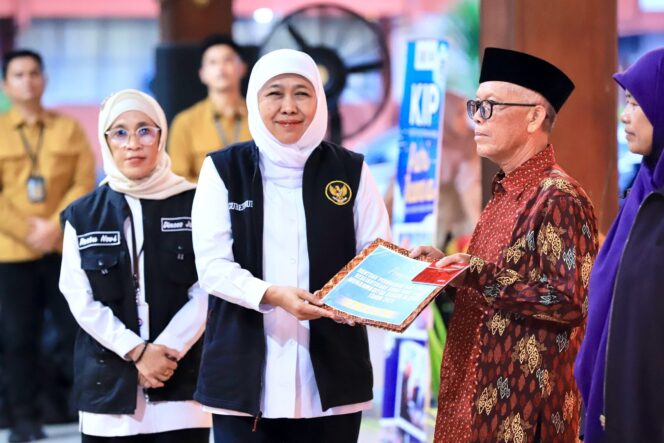 
Komitmen Tekan Angka Kemiskinan Esktrem Hingga Nol Persen, Gubernur Khofifah Salurkan Bantuan dan Zakat Produktif Untuk Masyarakat Mojokerto