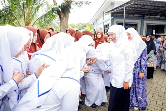 
Gubernur Khofifah Targetkan Rekonstruksi Jembatan Penghubung di Pesantren Zainul Hasan Genggong Probolinggo Tuntas Agustus