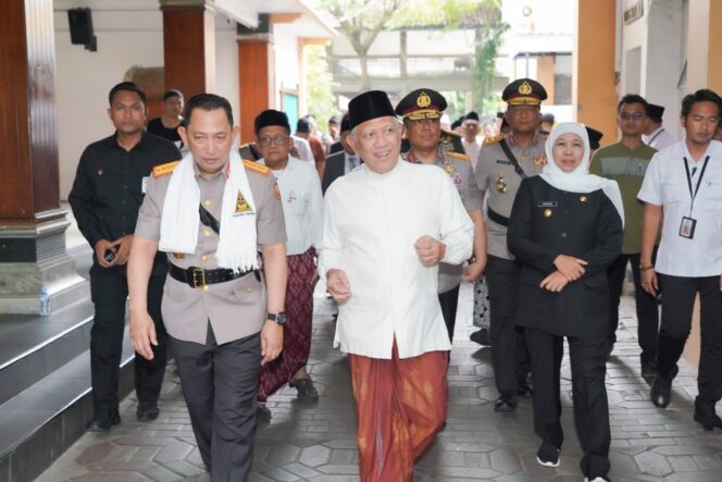 
Gubernur Khofifah Dampingi Kapolri Ziarah Makam Gus Dur di Jombang Jatim: Jadikan Teladan Perkuat Toleransi Demi Persatuan Bangsa dan Negara