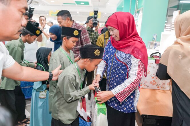 
					Raih Kemuliaan Bulan Muharram, Gubernur Khofifah Ajak 100 Anak Yatim Piatu dan Difabel di Kota Malang Belanja Kebutuhan Sekolah