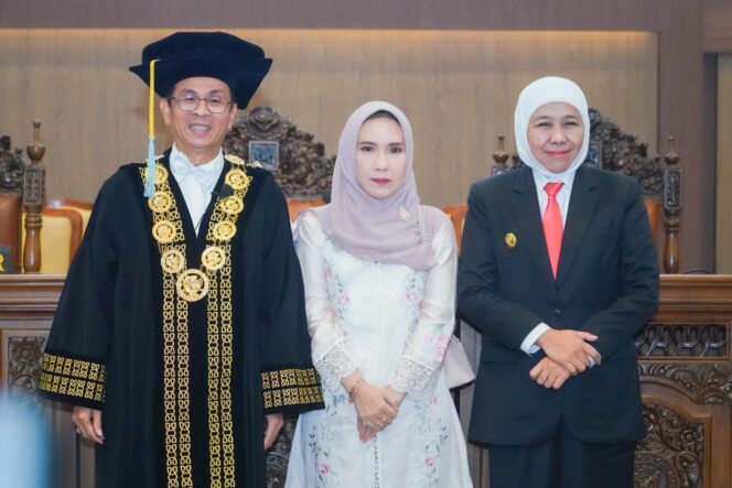 
Rektor  UNAIR  2025-2030 Resmi Dilantik, Gubernur Khofifah Optimis UNAIR Menjadi Kampus Berdampak Global