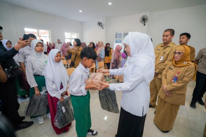 
Gubernur Khofifah Pastikan Sarana Prasarana Sekolah Rakyat di Mojokerto Siap Dioperasikan 14 Juli 2025