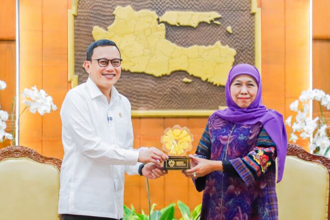 
					Menteri P2MI Puji Jatim Satu-satunya Provinsi Miliki Perda Perlindungan Buruh Migran, Gubernur Khofifah Komitmen Tingkatkan Kualitas PMI Profesional dan Prosedural