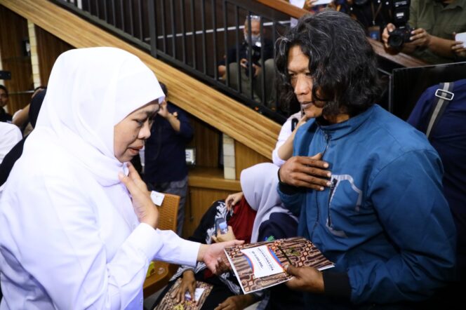 
Gubernur Khofifah Hadir di Tengah Duka Tragedi KMP Tunu, Serahkan Santunan  Ahli Waris Keluarga Korban di Banyuwangi