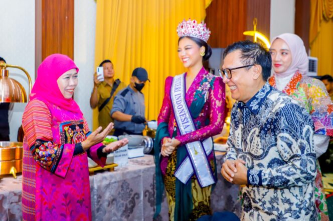 
Sambut Hangat Puteri Indonesia 2025 Pulang ke Jatim, Gubernur Khofifah: Gaungkan Pariwisata dan Budaya Jawa Timur di Kancah Internasional