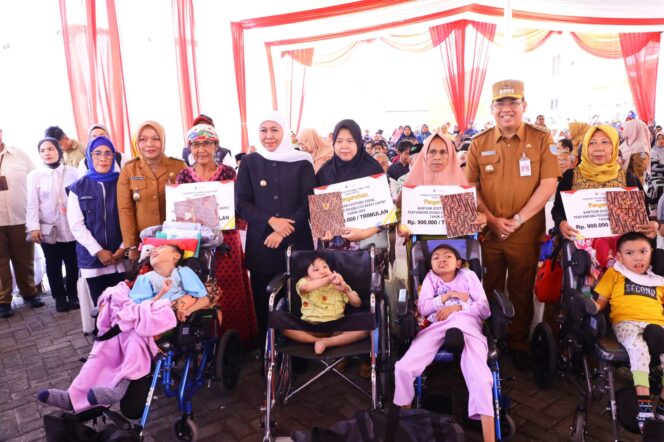 
Masyarakat Kota Probolinggo Terima Bansos Senilai Rp 2,232 Miliar dari Gubernur Khofifah, Optimis Ciptakan Kesejahteraan Sosial Merata di Jawa Timur