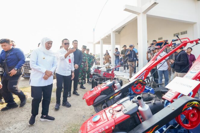 
Modernisasi Pertanian Kunci Wujudkan  Kedaulatan Pangan, Gubernur Khofifah Serahkan Alsintan ke 15 Gapoktan di Tuban, Perkuat Sentra Pangan Strategis Jawa Timur